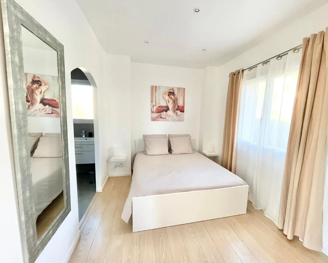 Le Clos Des Lauriers Roquebrune-Cap-Martin 0*,